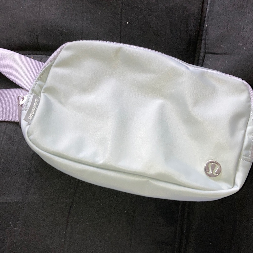 COPY - Lululemon Everywhere Belt Bag